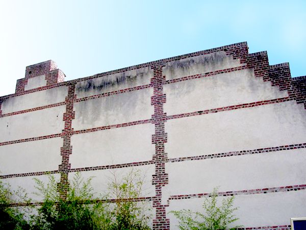 Стена здания до применения чистящего средства